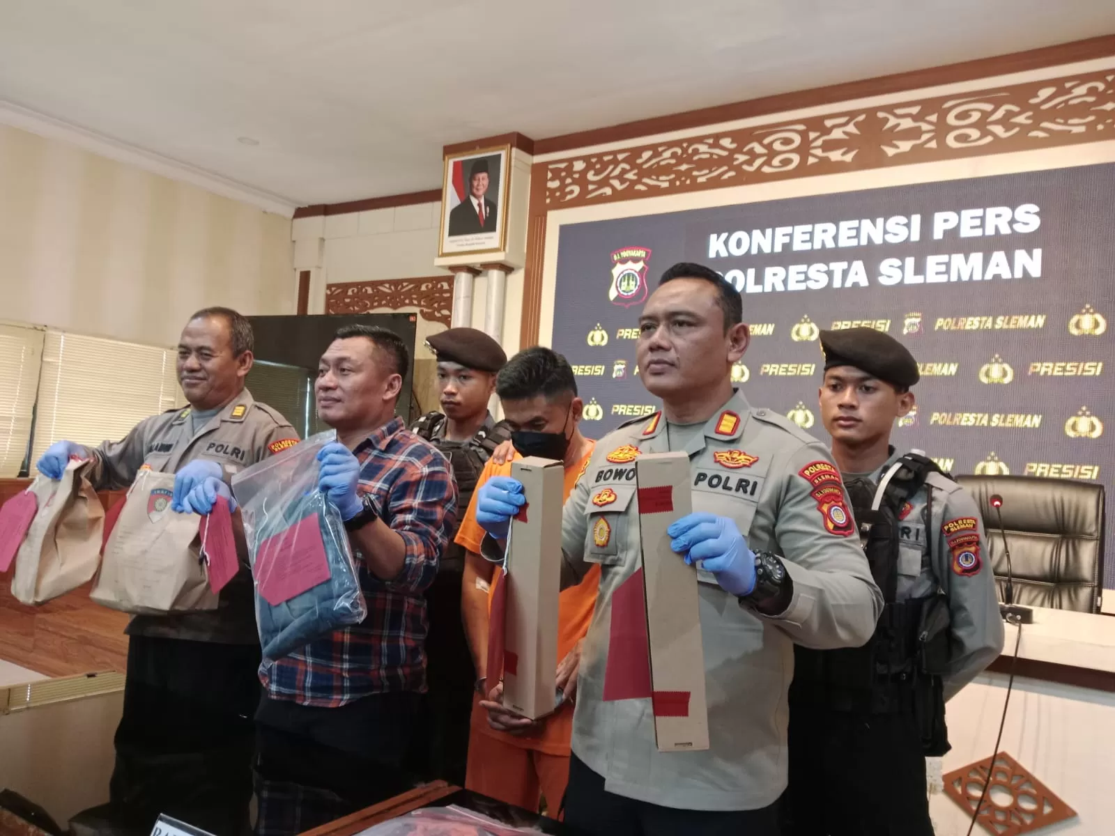 Pelaku Pembunuhan di Sleman Ditetapkan Tersangka Pasal 338 KUHP, Penyidik Amankan Pisau Dapur Sebagai Barang Bukti Kunci.
