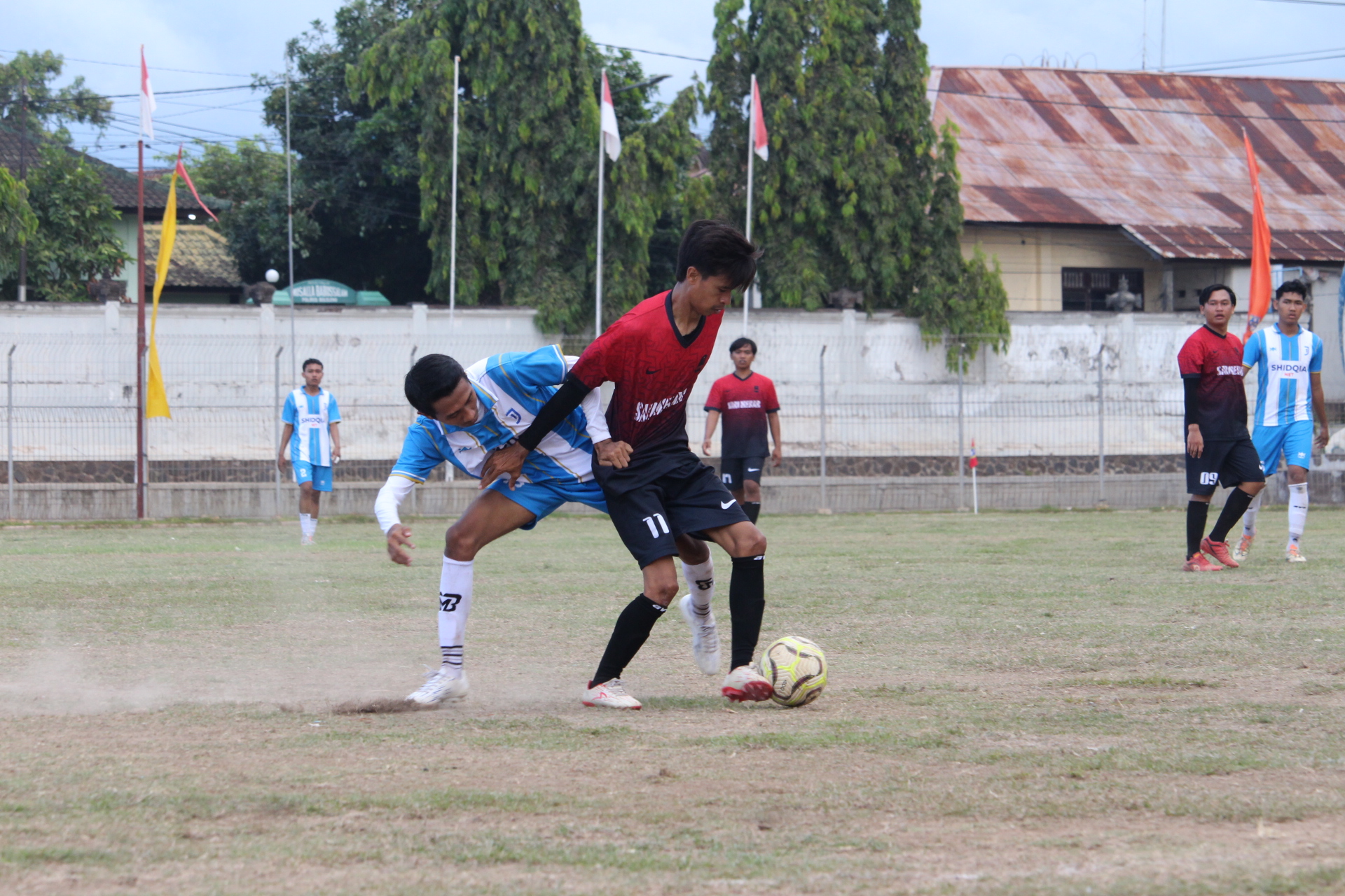 PESTA GOL: Pemain Intan Jaya FC Celukan Bawang (baju biru) berusaha merebut bola dari pemain Putra Mas Pemuteran (merah).