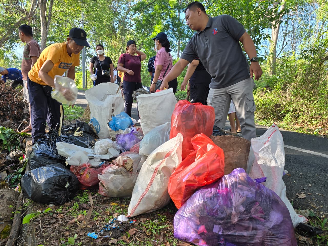 BERSIH-BERSIH: Aparatur Sipil Negara (ASN) Pemkab Buleleng melakukan aksi bersih-bersih di Jalan Gunung Batukaru, Buleleng.