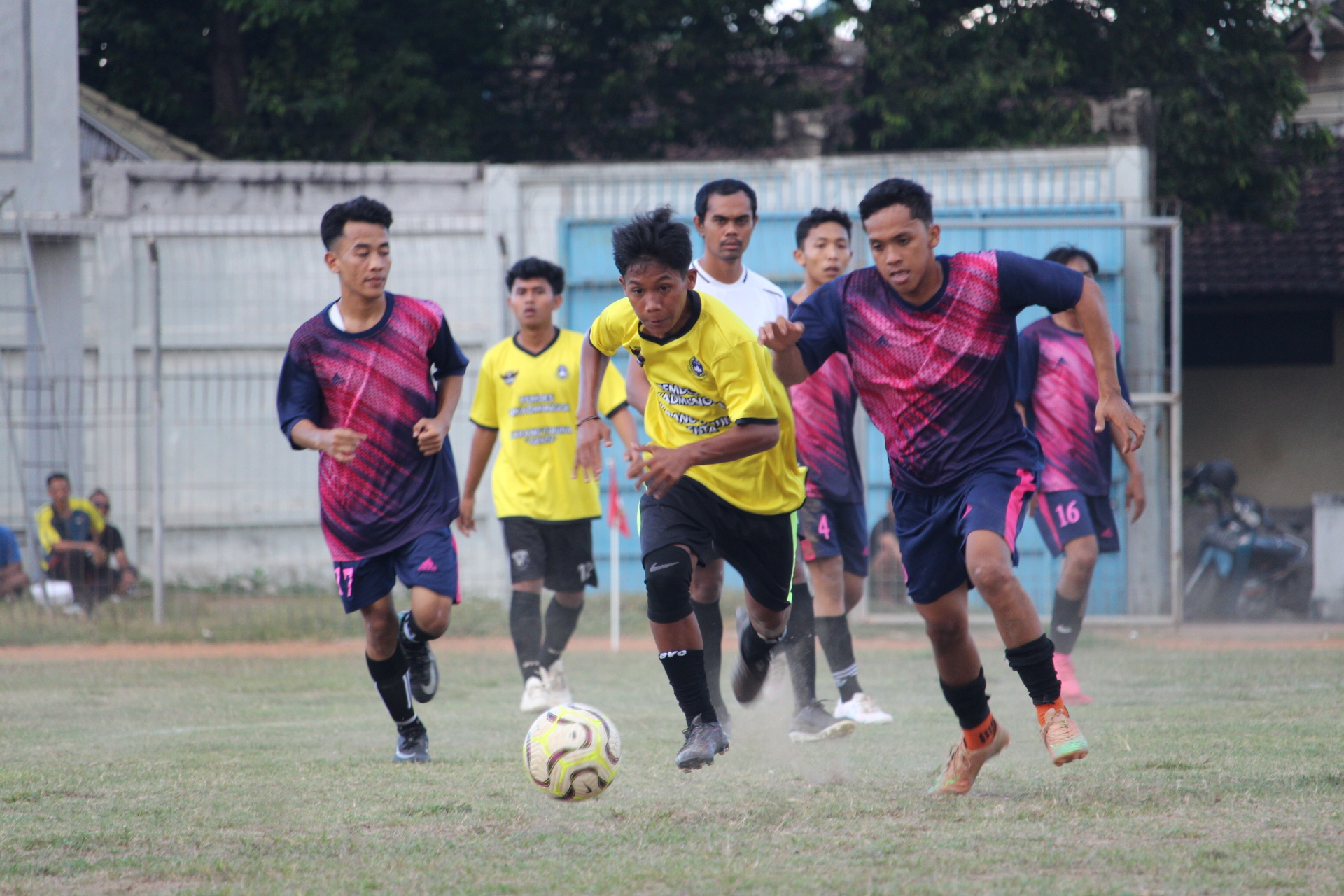 KEJAR BOLA: Pemain Padma Tukadmungga (baju kuning) berusaha mengejar bola meski dibayangi pemain Sekeling FC Penyabangan (baju merah).