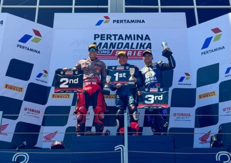 NAIK PODIUM: Bripda I Putu Adi Kartika Putra (paling kiri) berhasil naik podium pada ajang Mandalika Racing Series 2025.