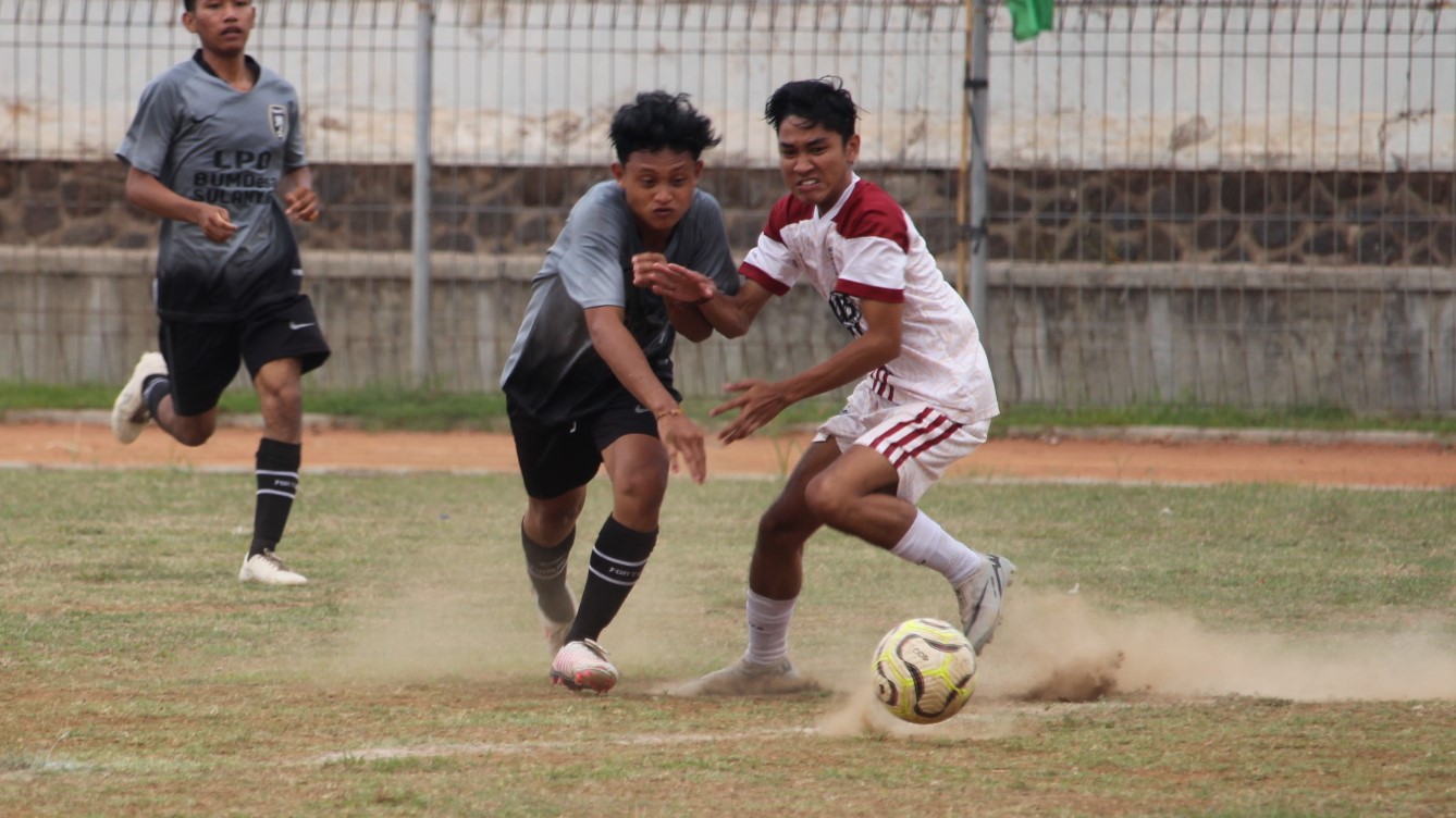 MENANG MEYAKINKAN: Pemain Teja Harum (baju putih) berebut bola dengan pemain Fortuna FC dalam kompetisi Liga 2 PSSI Buleleng musim 2025.