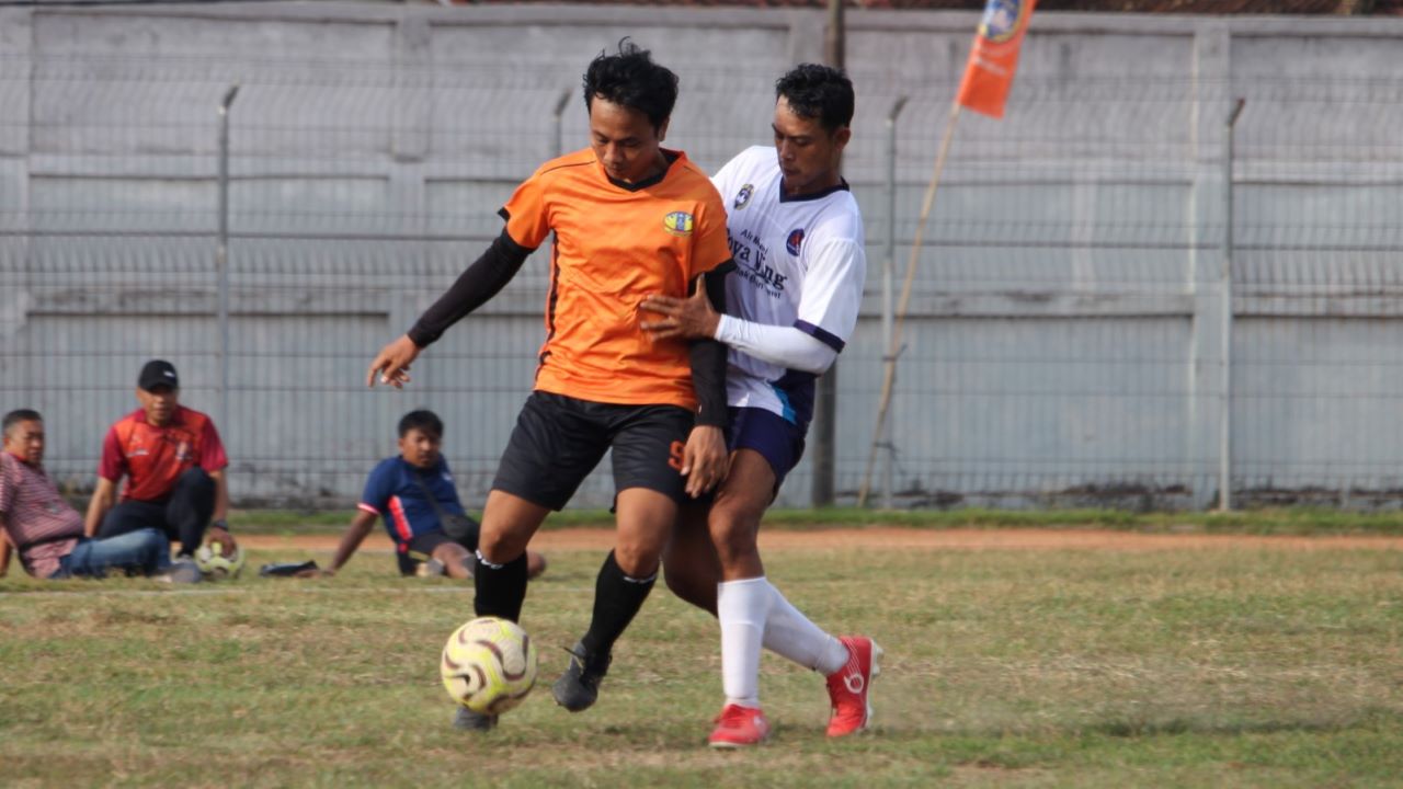 PERTANDINGAN KETAT: Pemain Singa Anturan (baju putih) membayangi pemain Gapura Mas Sanggalangit (oranye) dalam kompetisi Liga 2 PSSI Buleleng musim 2025.