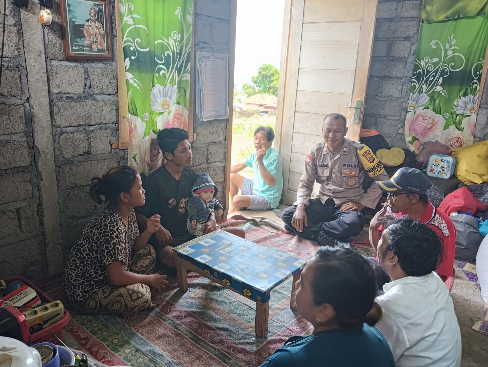 MEDIASI: Suasana mediasi antara DP dan ibunya yakni NP. Ibu muda itu diketahui ngambul dan meninggalkan rumahnya, karena perselisihan akibat intervensi rumah tangga.
