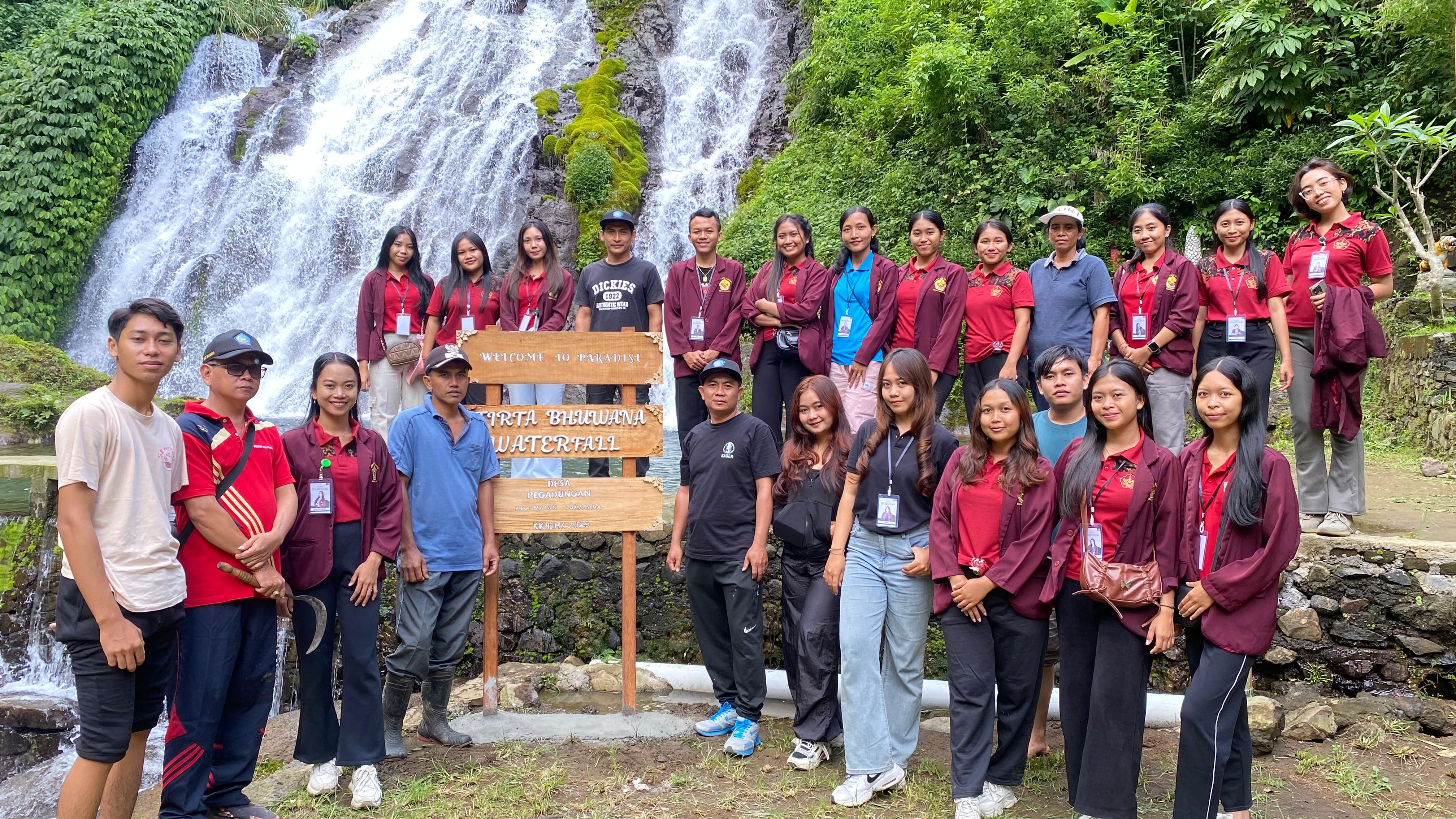 KOLABORASI: Mahasiswa Institut Mpu Kuturan dan Pemerintah Desa Pegadungan melakukan penataan di kawasan Air Terjun Banyumala, Buleleng.