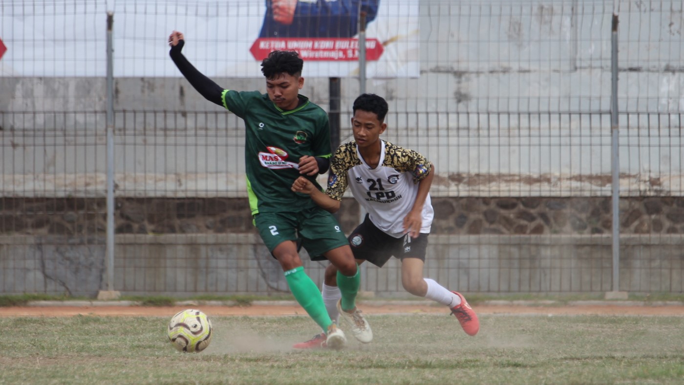 BEREBUT BOLA: Pemain Putra Selayar Kampung Baru (hijau) berhadapan dengan pemain Forkal Kalibukbuk.