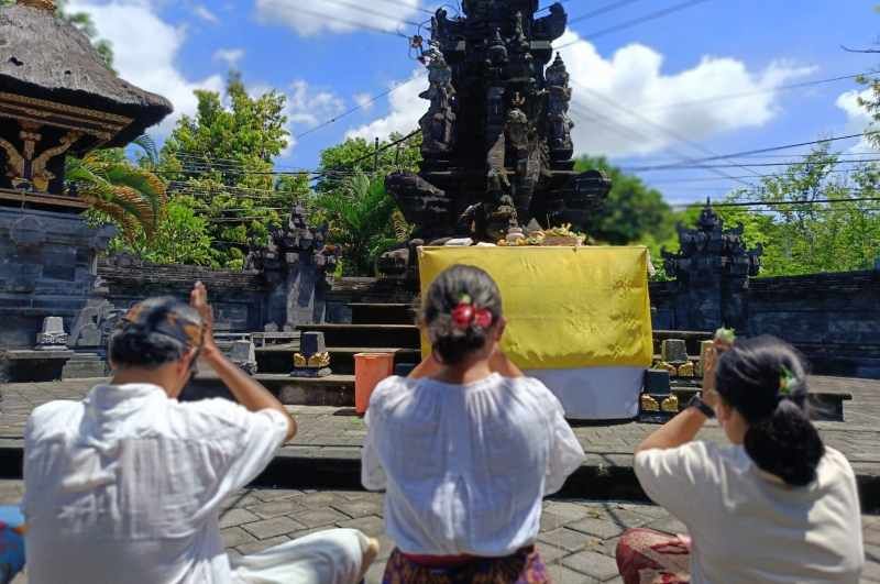 DOA BERSAMA: Aksi doa bersama yang digelar Koalisi Masyarakat untuk Adili Kejahatan HAM (MUAK) di DPRD Bali.