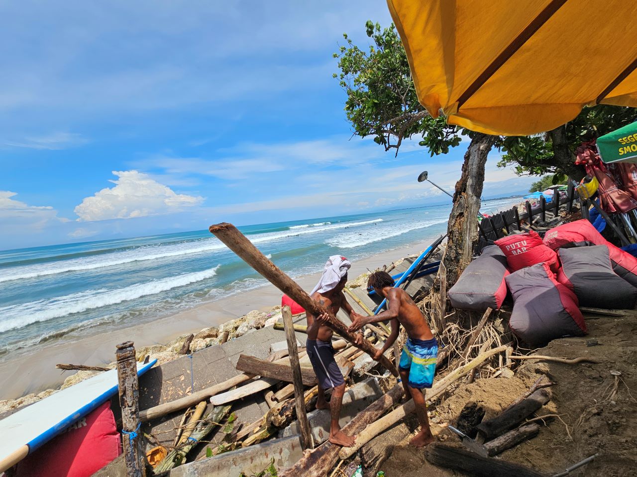 RUSAK PARAH: Jalur pedestrian di Pantai Kuta rusak parah karena dihempas abrasi. Kini ikon wisata Pulau Bali itu terlihat kumuh.