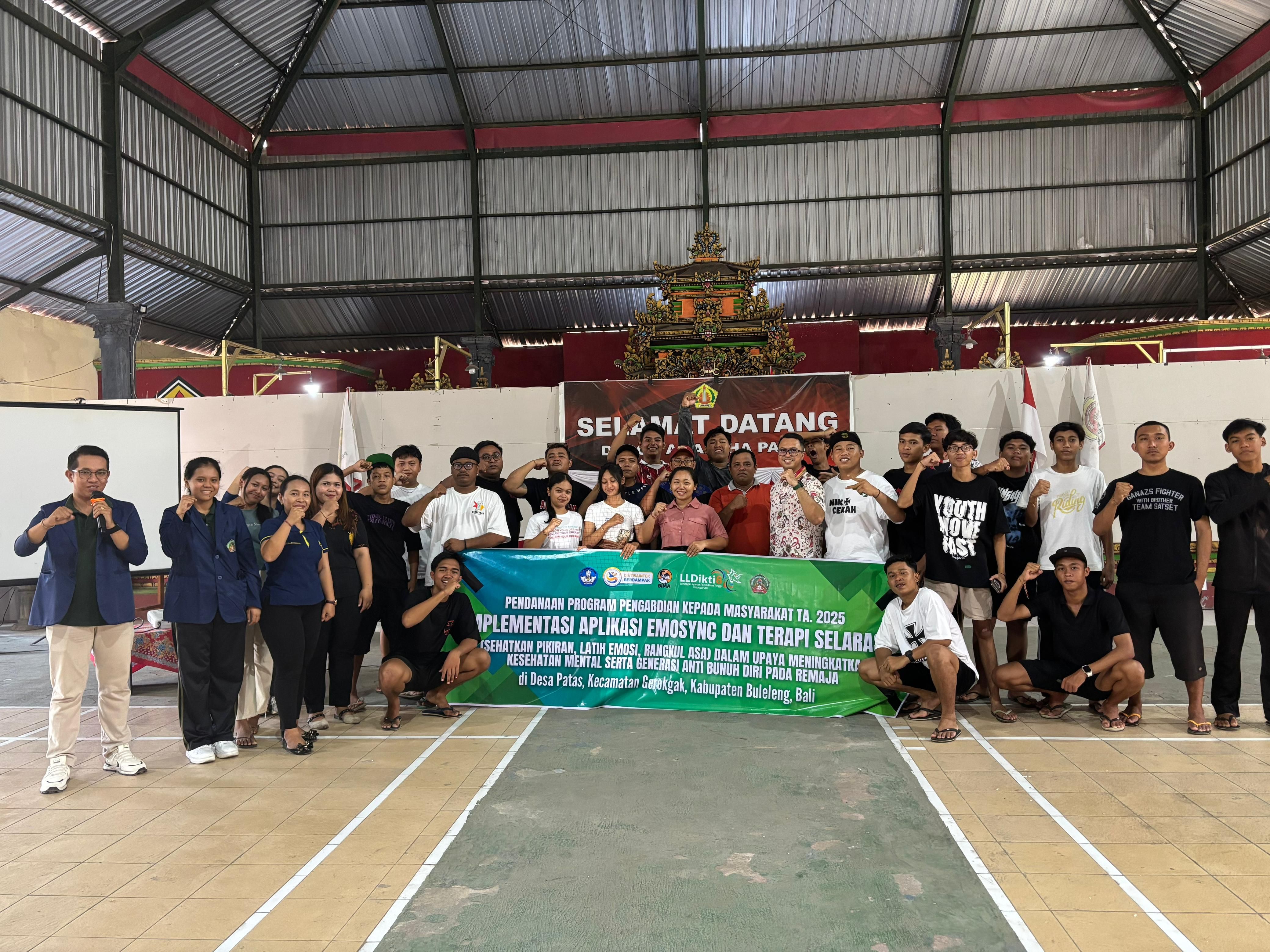 SOSIALISASI: Tim dari STIKES Buleleng mengenalkan aplikasi EMOSYNC untuk deteksi kesehatan mental dan mencegah perilaku ulah pati di kalangan remaja.