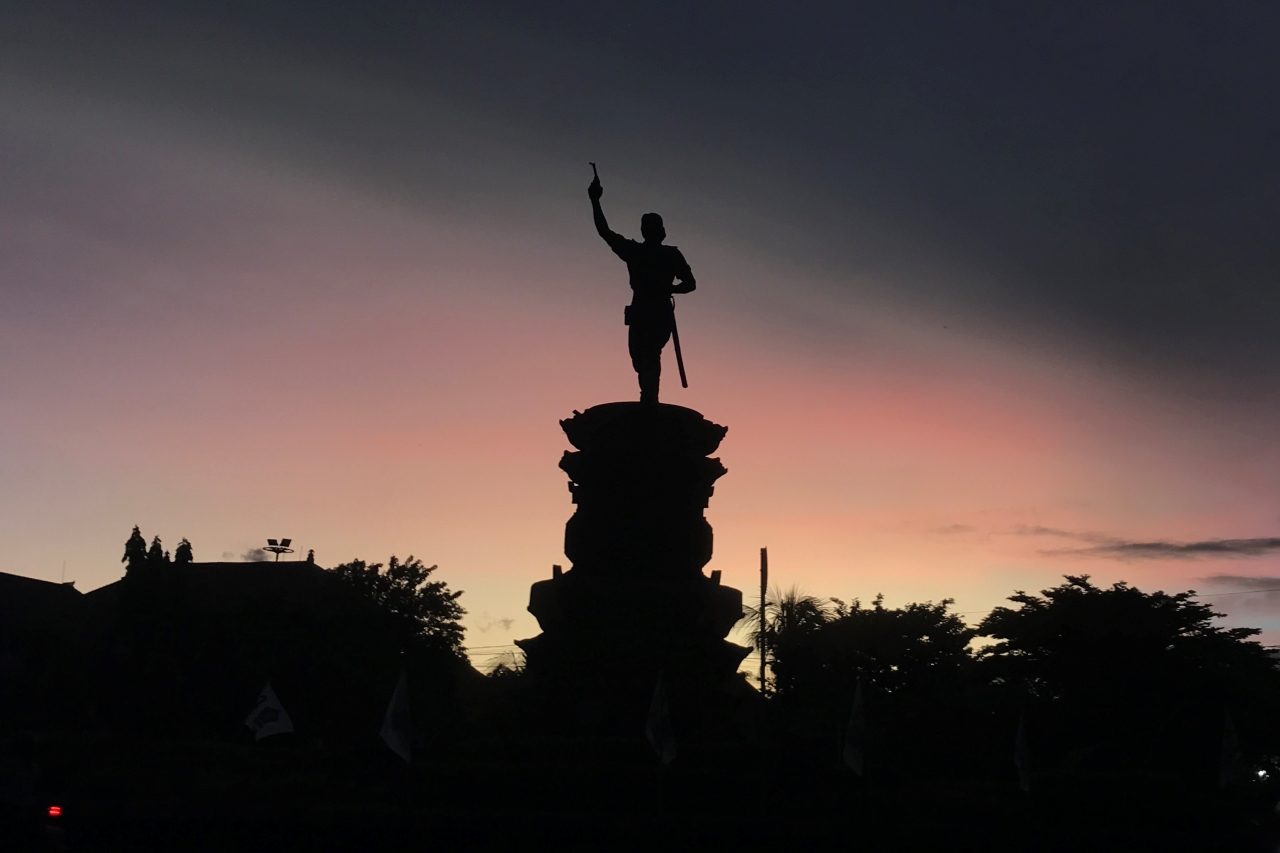 PAHLAWAN NASIONAL: Patung Ida Bagus Putu Djapa atau Kapten Djapa di Bundaran Renon saat difoto beberapa waktu lalu.