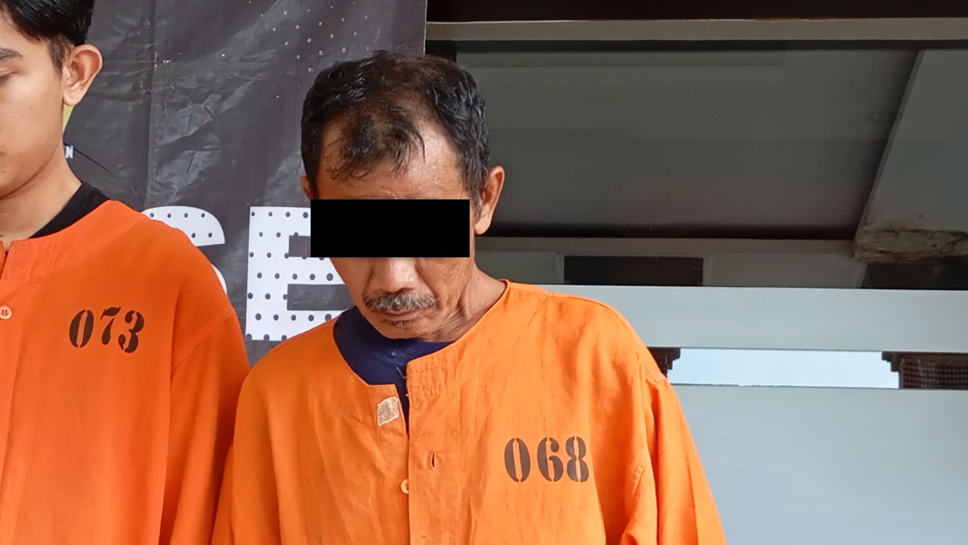 BEJAT: Tersangka AW hanya bisa tertunduk lesu. Lansia ini tega merudapaksa anak temannya sendiri sejak kelas 6 SD sampai SMP, hingga melahirkan.