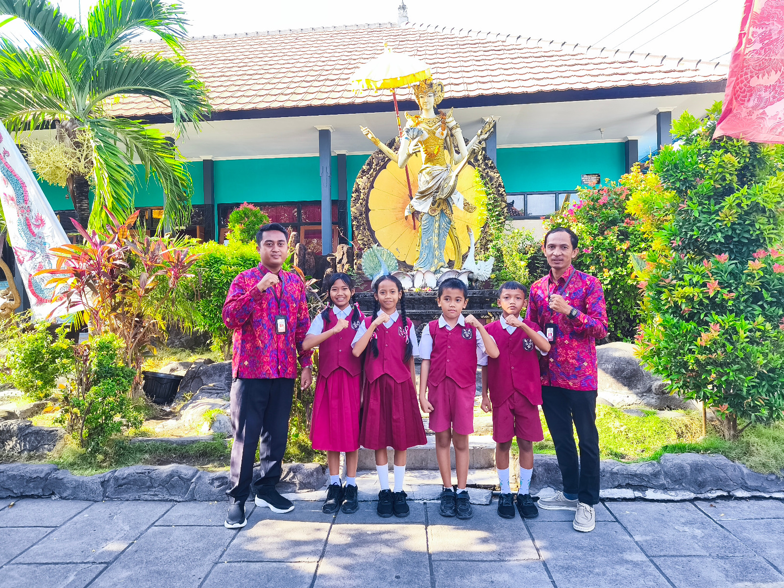 SAHABAT SEKOLAH DASAR: Kepala SDN 2 Tinga-Tinga, I Komang Arsana (kanan) bersama guru fasilitator Putu Ardi Wiranata (kiri) bersama empat orang siswa fasilitator sahabat sekolah dasar.