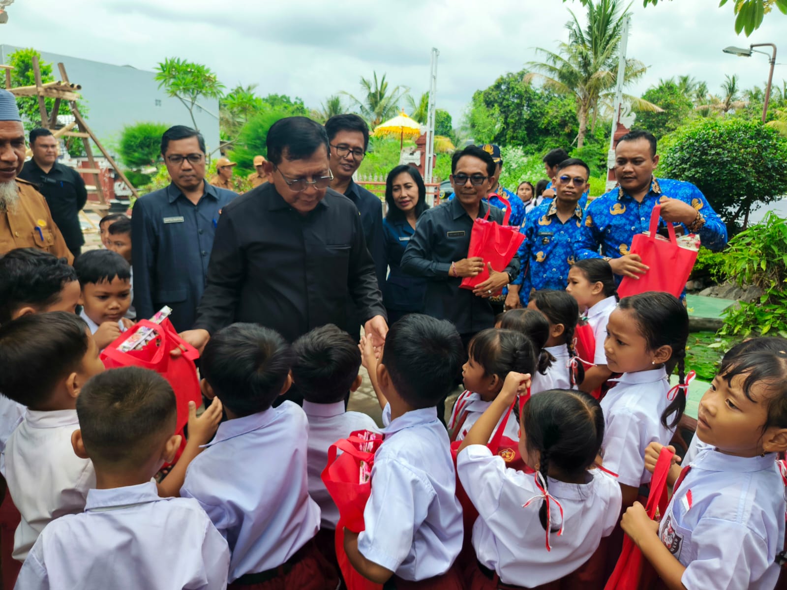CEK RUANG KELAS: Bupati Buleleng, I Nyoman Sutjidra saat mengunjungi sekolah di Kecamatan Gerokgak.