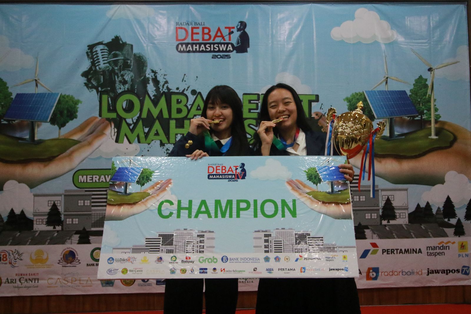 JUARA: Tim Universitas Udayana A,  yang terdiri dari pasangan Theresa Angelica Hartono.Annabelle Maureen Cherry Therestian menjadi juara Debat Mahasiswa Jawa Pos Radar Bali 2025.