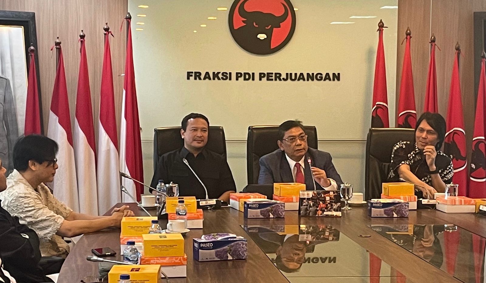 Fraksi PDIP DPR RI terima audiensi Ariel Noah dan VISI terkait transparansi royalti di Kompleks Parlemen, Jakarta.