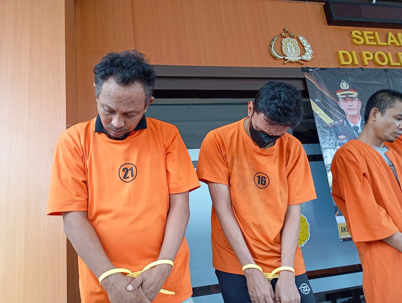 DUET MAUT: Kedua tersangka di Mapolres Buleleng saat rilis. Keduanya hanya bisa tertunduk malu saat difoto. Salah satu dari mereka bahkan mendatangi korban, untuk meminta maaf.