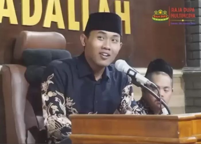 Gus Elham Yahya tampak berbicara di hadapan jamaah dalam sebuah majelis.