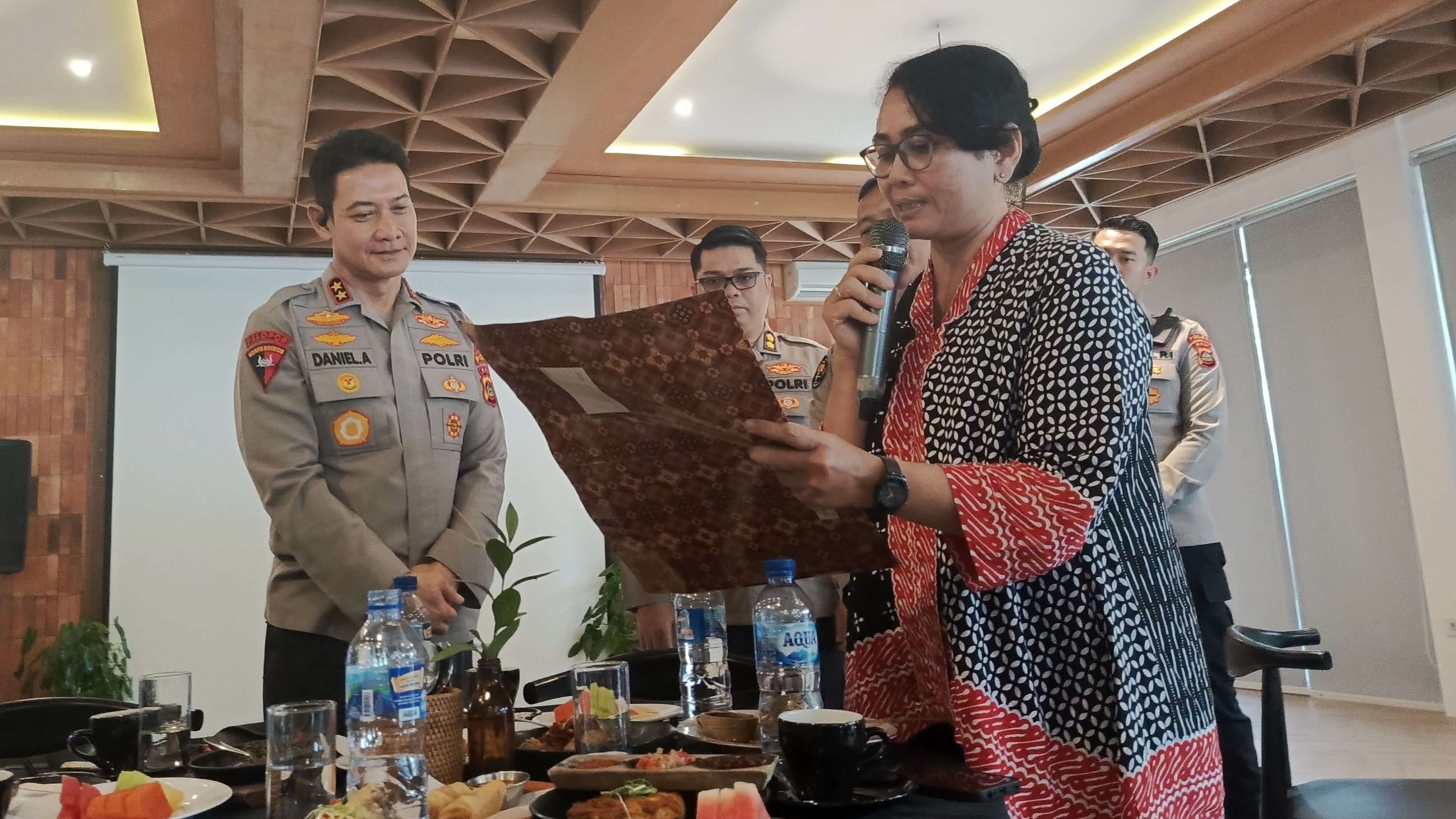 PERNYATAAN SIKAP: Ketua AJI Denpasar, Ayu Sulistyowati (kanan) membacakan petisi Koalisi Jurnalis Bali di hadapan Kapolda Bali, Irjen Daniel Adityajaya.