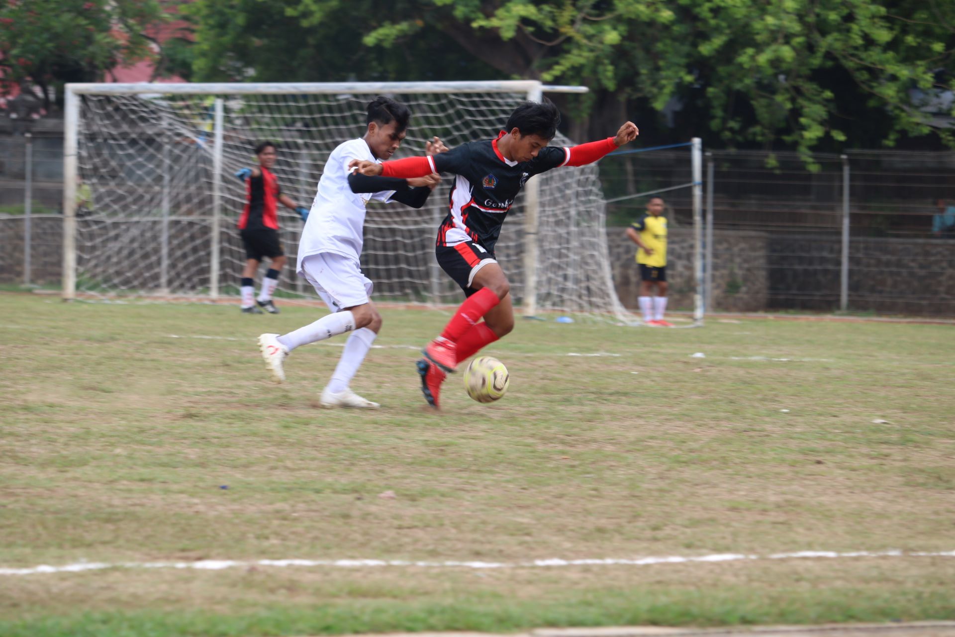 KAWAL BOLA: Pemain Persega Gerokgak (hitam) berusaha lepas dari bayangan pemain PORS Seririt (putih) dalam kompetisi Liga 3 PSSI Buleleng di Stadion Mayor Metra, Selasa (11/11/2025).