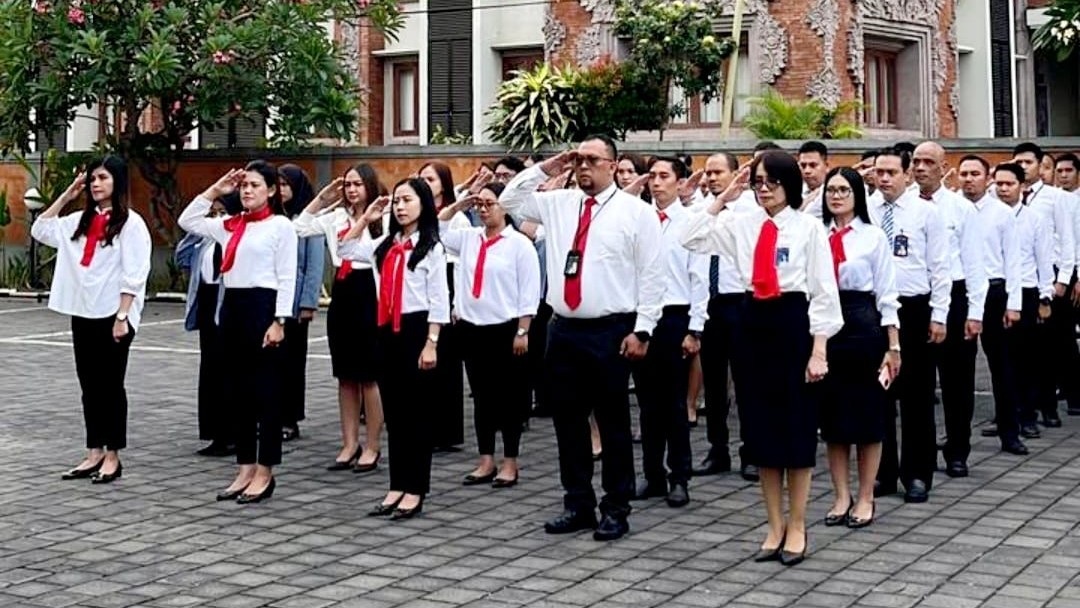 SEMANGAT PAHLAWAN: Karyawan BRI Branch Office Singaraja saat apel Hari Pahlawan 2025, Senin (10/11/2025).