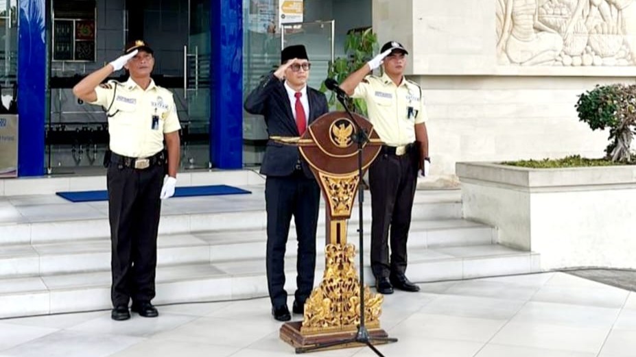 SEMANGAT PAHLAWAN: Pemimpin BRI Branch Office Singaraja, Panji Kurniawan (tengah) saat memimpin apel peringatan Hari Pahlawan 2025.