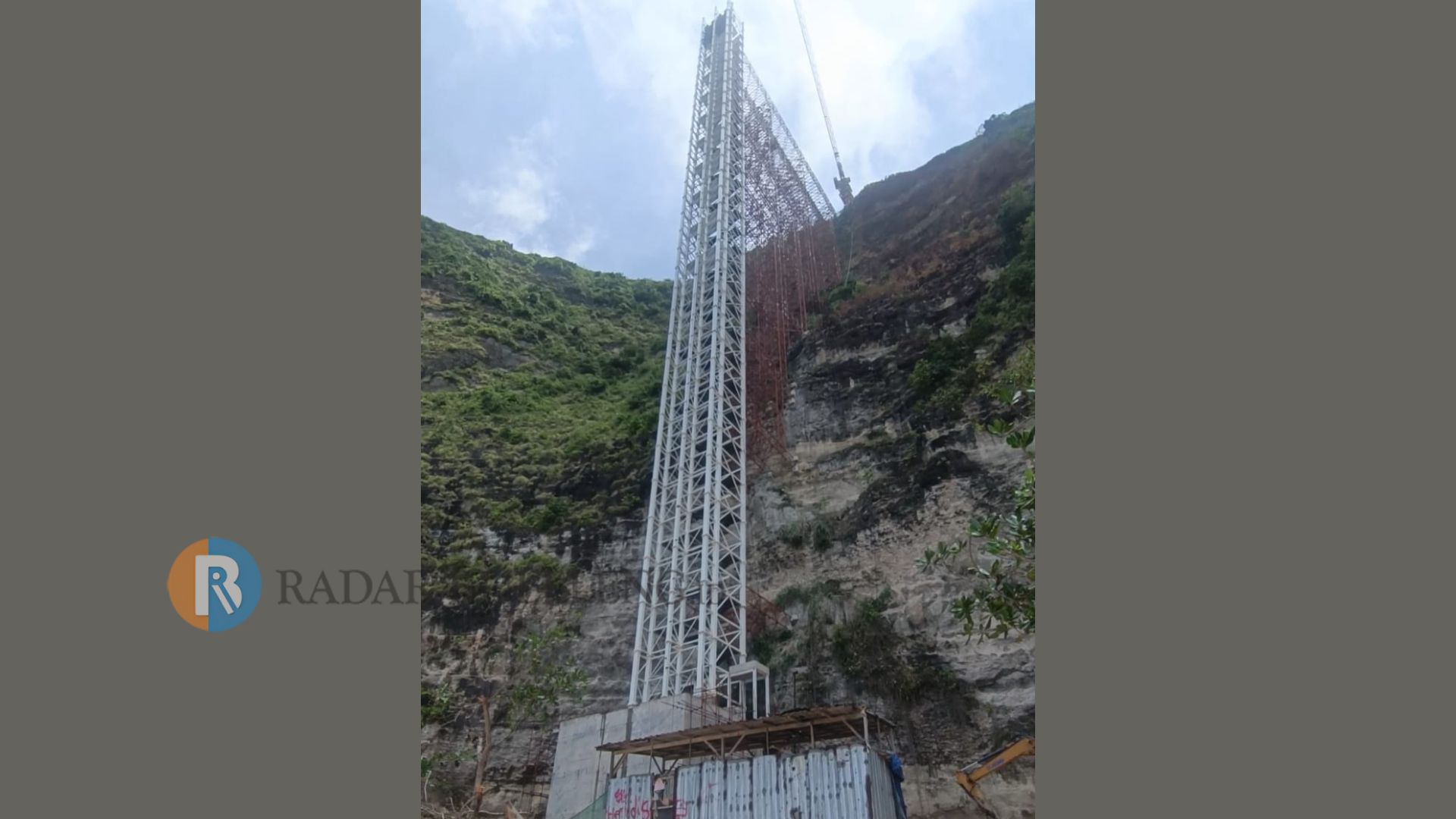 PEMBANGUNAN: Proses pembangunan lift kaca di Pantai Kelingking, Nusa Penida.