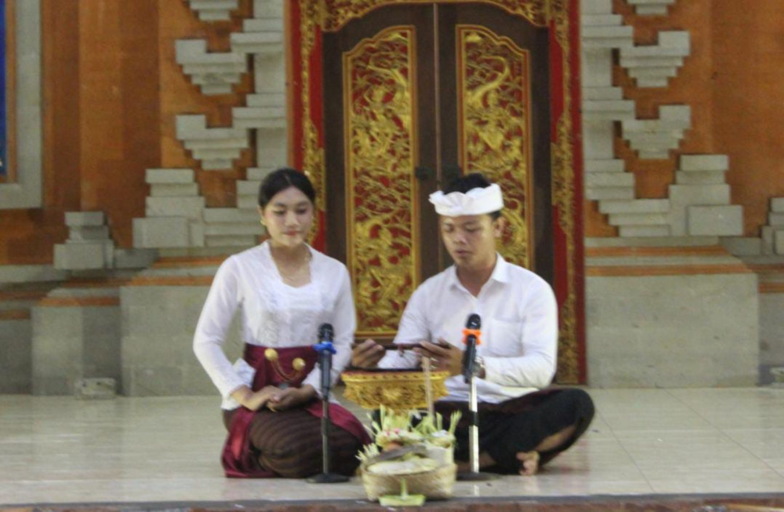 LESTARIKAN SASTRA: Kegiatan pembacaan sloka dalam bahasa Jawa Kuna. Prodi Bahasa Jawa Kuna kini minim peminat, padahal satu-satunya di Indonesia.