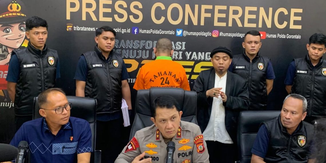 Konferensi pers terkait pengungkapan kasus dugaan penipuan penyelenggaraan haji dan umrah, di Mapolda Gorontalo di pimpin Irjen Pol Widodo, Selasa (11/11/2025).