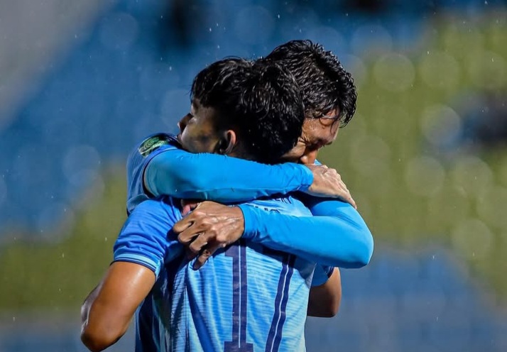 Selebrasi pemain Persela saat melawan Deltras FC di Stadion Gelora Delta Sidoarjo, Selasa (11/11/2025) malam.