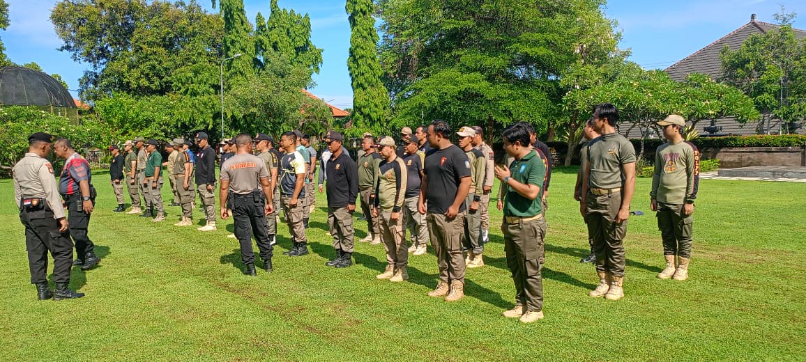 LATIHAN: Personel Pol PP Buleleng menjalani latihan pengendalian massa.