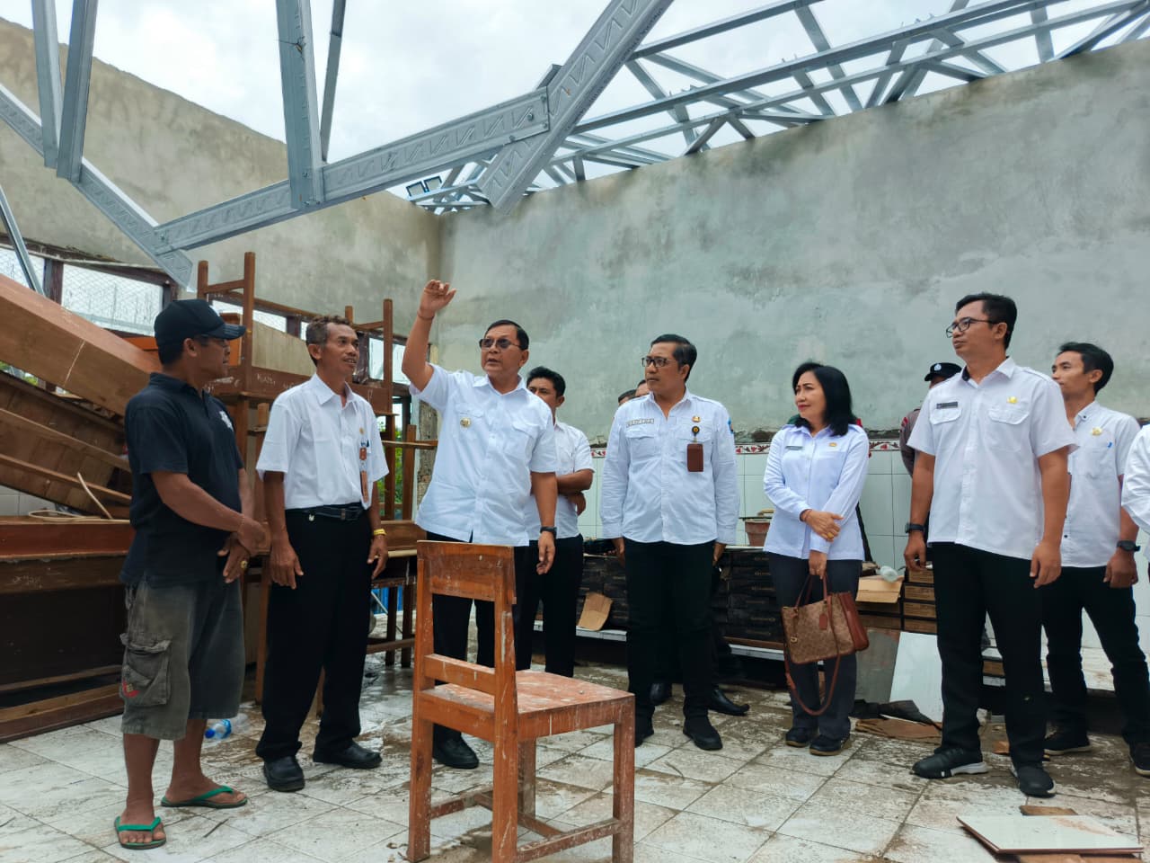 MINTA CEPAT: Bupati Buleleng, I Nyoman Sutjidra (tiga dari kiri) saat melakukan sidak pembangunan ruang kelas baru.