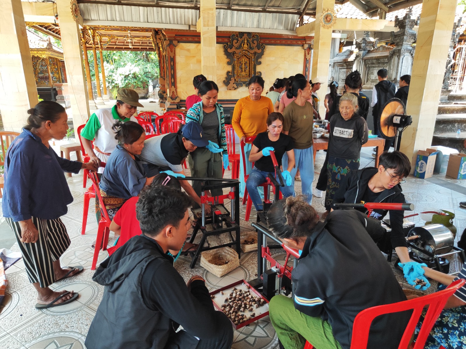 OLAH METE: Suasana pelatihan penggunaan Fullset Cashew Processing Machine.