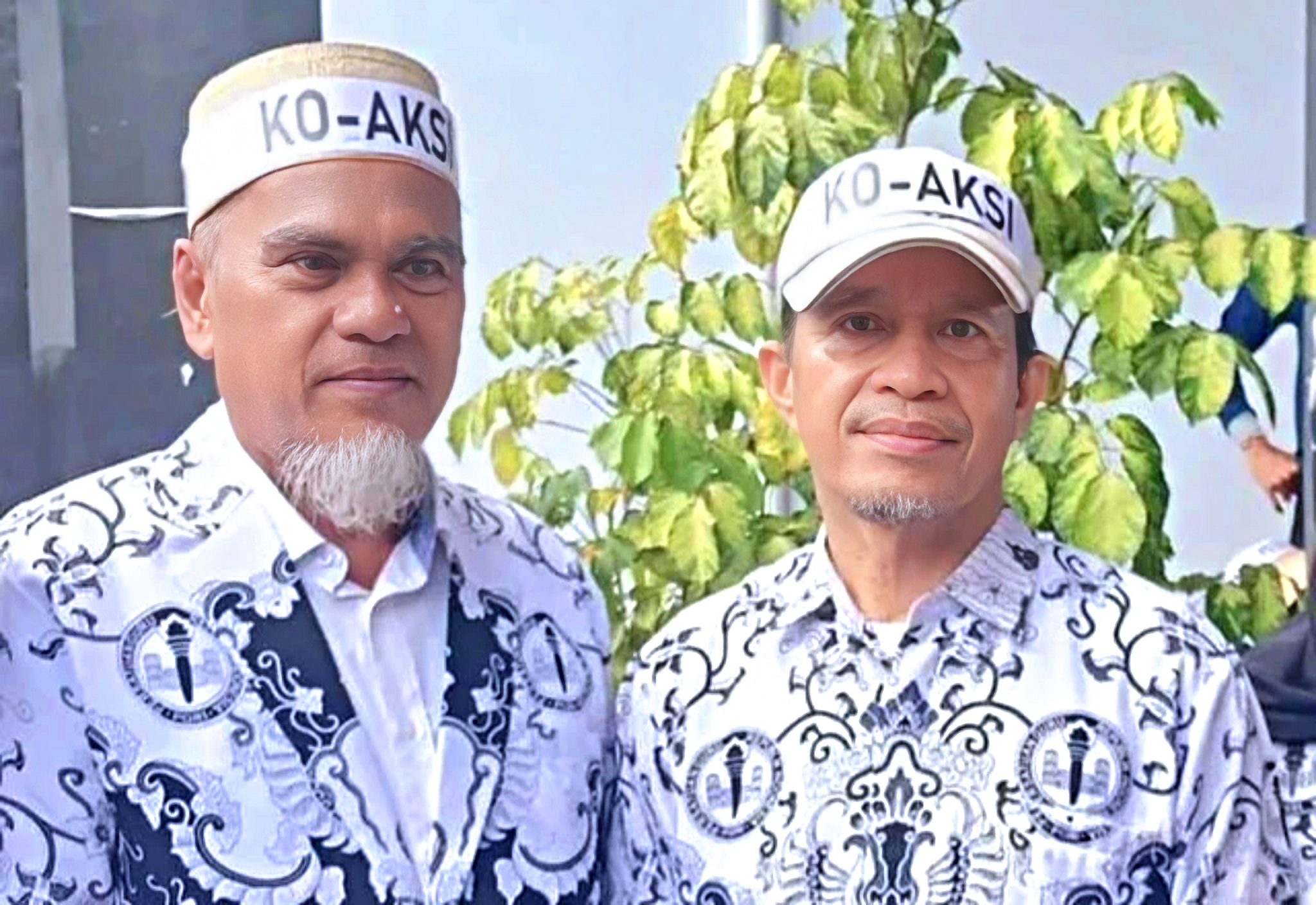 Abdul Muis (kiri) dan Rasnal (kanan), dua guru SMA di Kabupaten Luwu Utara, Sulawesi Selatan, yang dipecat.