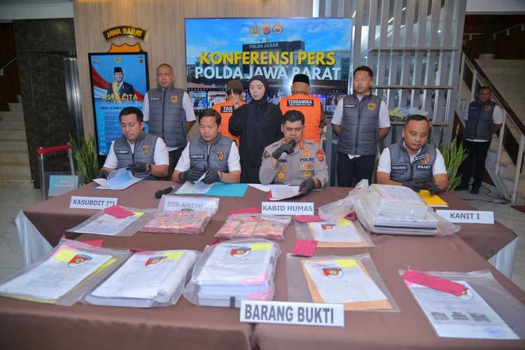 Tersangka berinisial AK selaku (PPK) sekaligus Sekretaris Dinas Perumahan Kawasan Permukiman dan Pertanahan Kabupaten Kuningan, serta BG pelaksana kegiatan dari pihak swasta.