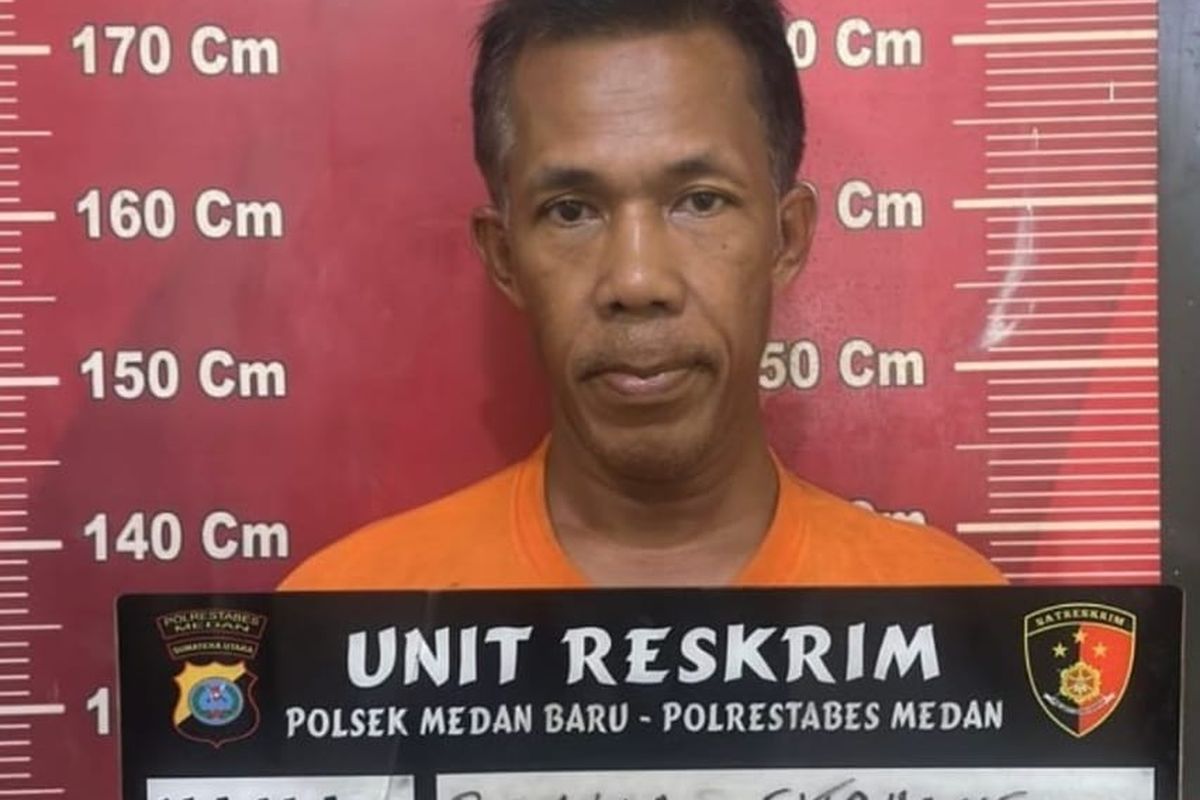 Ronald Ferry Sitohang (51) ditahan di Polsek Medan Baru karena memeras mandor bangunan di Jalan Surai, Kota Medan.