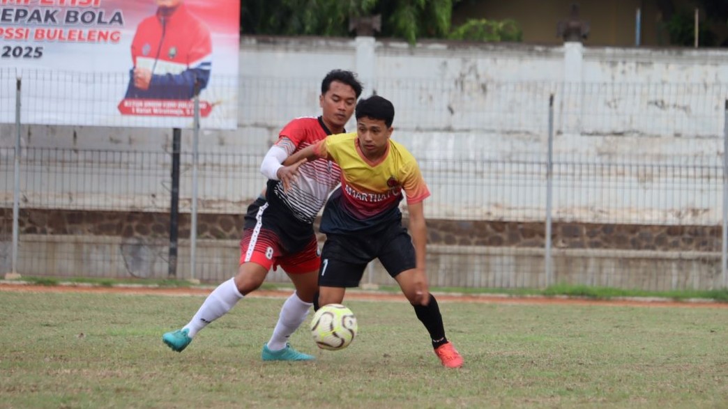 KAWAL BOLA: Pemain Amartha FC Patas (baju kuning-hitam) berusaha lepas dari bayangan pemain Forkal Kalibukbuk (merah).