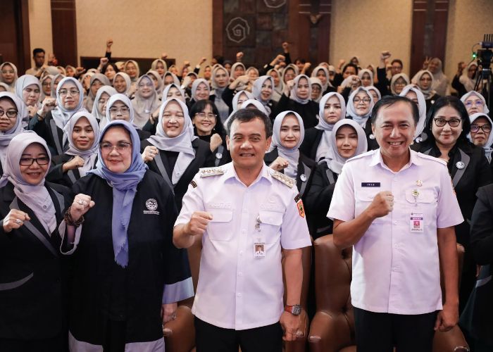 Gubernur Jawa Tengah, Ahmad Luthfi (dua dari kanan) berfoto bersama jajaran KPPI Jateng usai pelantikan pengurus baru.