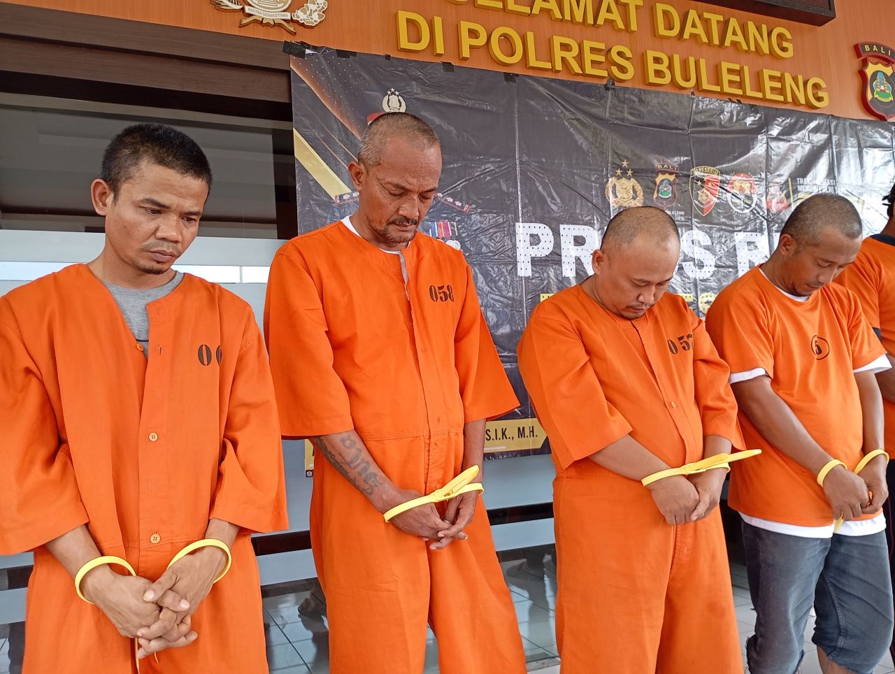 GENG MALING: Para tersangka (berkepala botak) copet. Mereka merupakan geng pencuri yang sengaja datang ke Buleleng melakukan aksi copet.