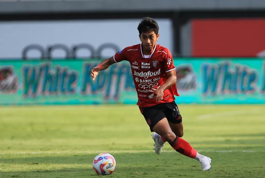 GELANDANG BERBAHAYA: Made Tito Wiratama saat membela Bali United di Stadion Kapten I Wayan Dipta. Dia kembali bergabung bersama tim setelah setahun absen.