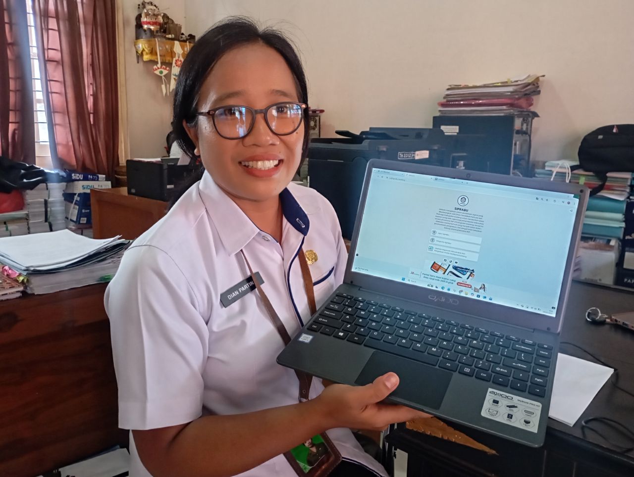 TEROBOSAN DIGITAL: Kasi Kelembagaan dan Sarana Prasarana SMP Disdikpora Buleleng, Luh Putu Dian Partina menunjukkan SIPRABU. Ini menjadi terobosan digital, berkaitan dengan sarana dan prasarana di SMP
