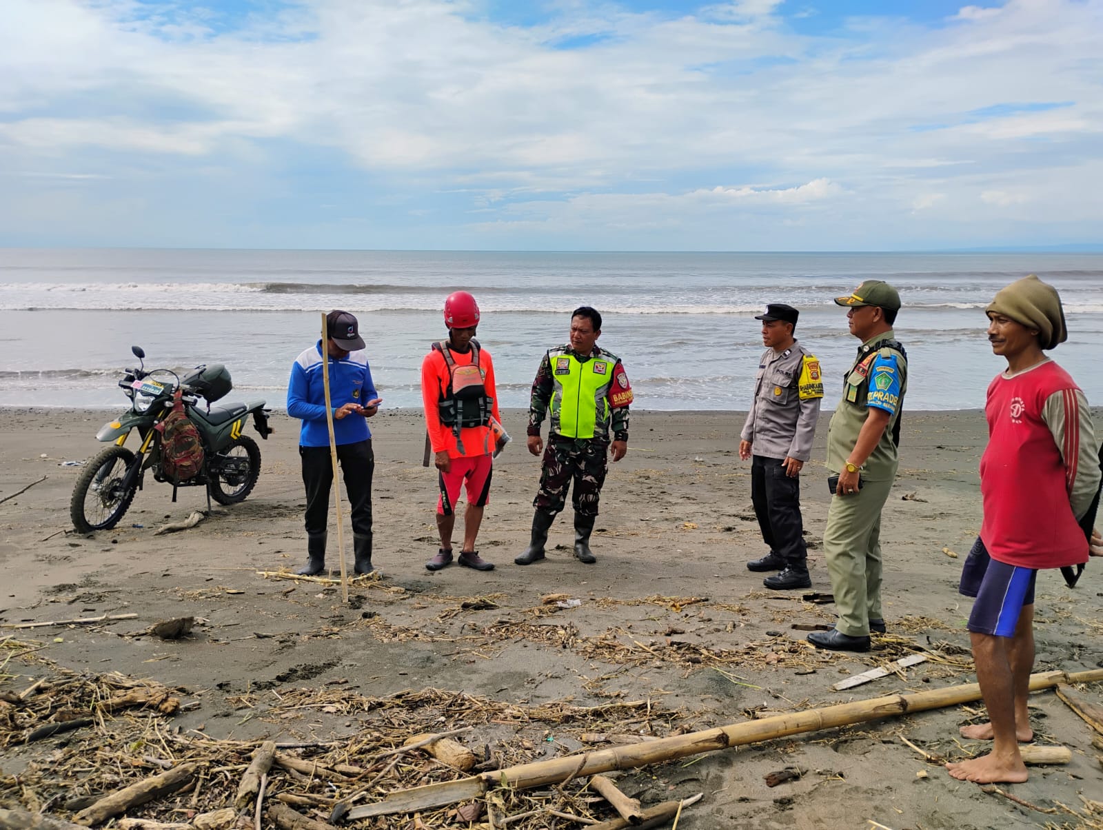 PENCARIAN: Tim SAR melakukan pencarian buruh yang dilaporkan hilang terseret air bah di Jembrana, Bali.