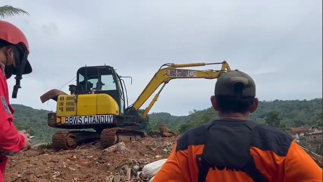 Alat berat diturunkan dalam upaya pencarian korban longsor Cibeunying.