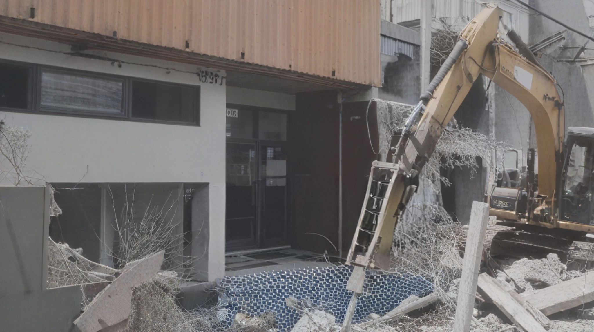 Rumah Ahmad Sahroni saat proses pembongkaran.