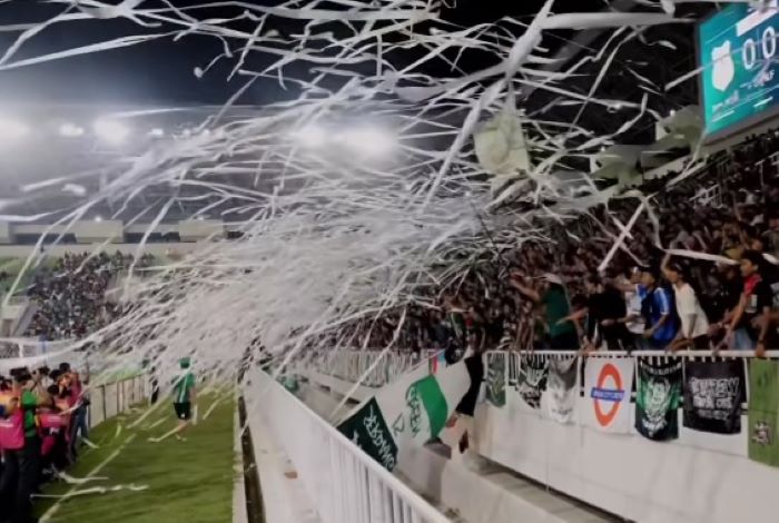 Aksi suporter di Stadion Utama Sumatra Utara, PSMS Medan kini kena sanksi Komdis PSSI gelar laga kandang tanpa penonton.