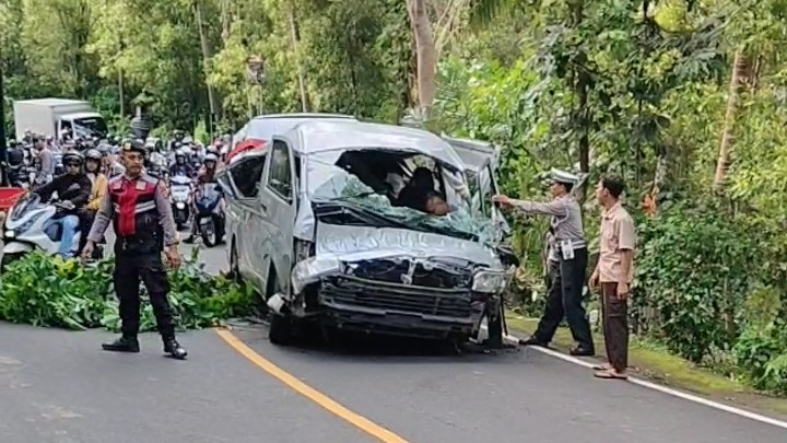 RINGSEK: Mobil travel yang mengalami kecelakaan tunggal di Jalan Raya Singaraja-Denpasar.