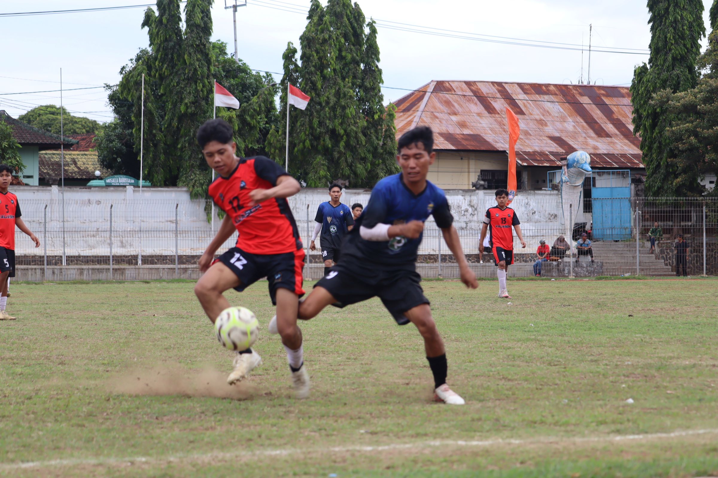 KETAT: Pemain Kusuma Bangsa Kampung Kajanan (biru) berusaha merebut bola dari pemain Putra Harapan Kaliasem (merah).