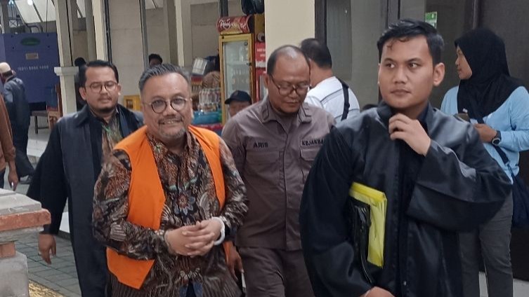 JADI PESAKITAN: Pengacara Togar Situmorang (menggunakan rompi oranye) menjalani sidang di Pengadilan Negeri Denpasar.