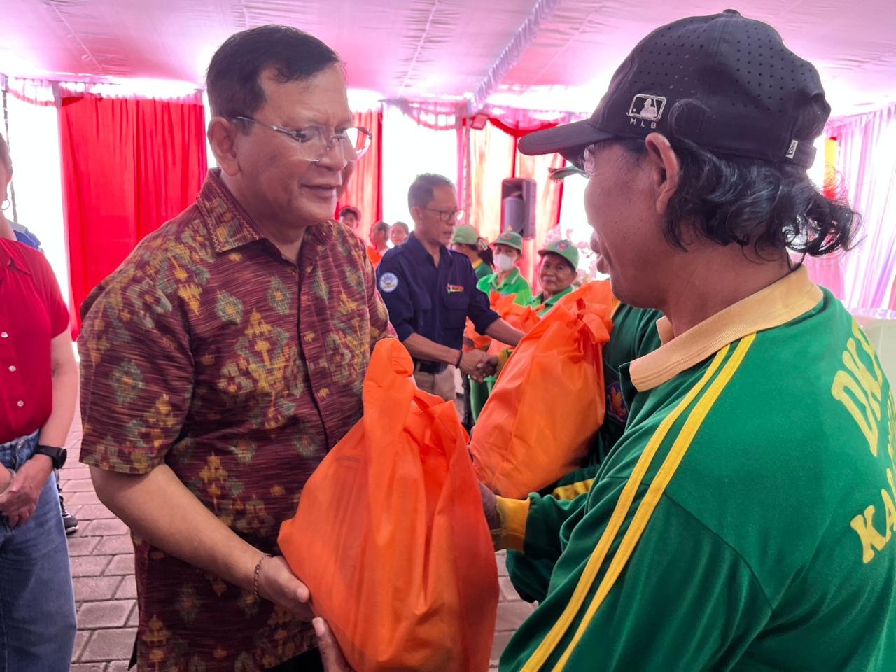 SERAHKAN BANTUAN: Bupati Buleleng, I Nyoman Sutjidra menyerahkan bantuan kepada tenaga kebersihan di Kabupaten Buleleng.