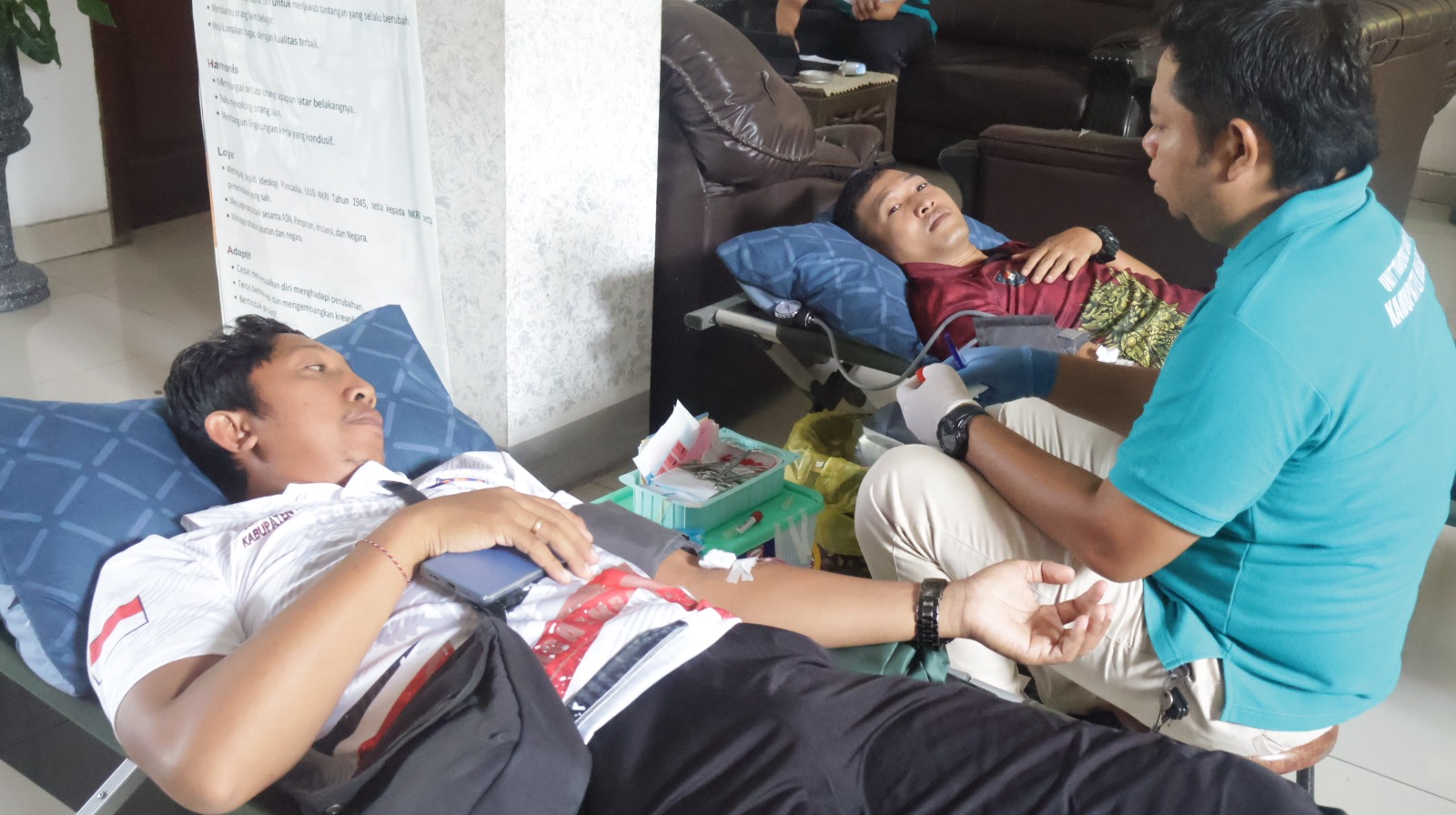 DONOR DARAH: ASN Pemkab Buleleng mengikuti aksi donor darah.