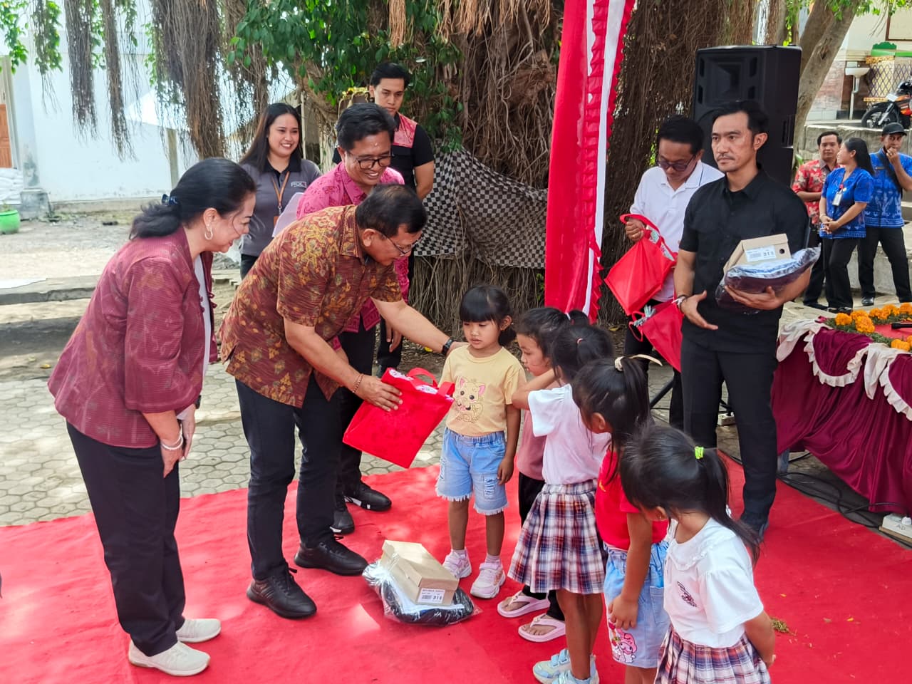 SERAHKAN BANTUAN: Bupati Buleleng, I Nyoman Sutjidra, menyerahkan bantuan seragam dan alat tulis kepada para siswa.